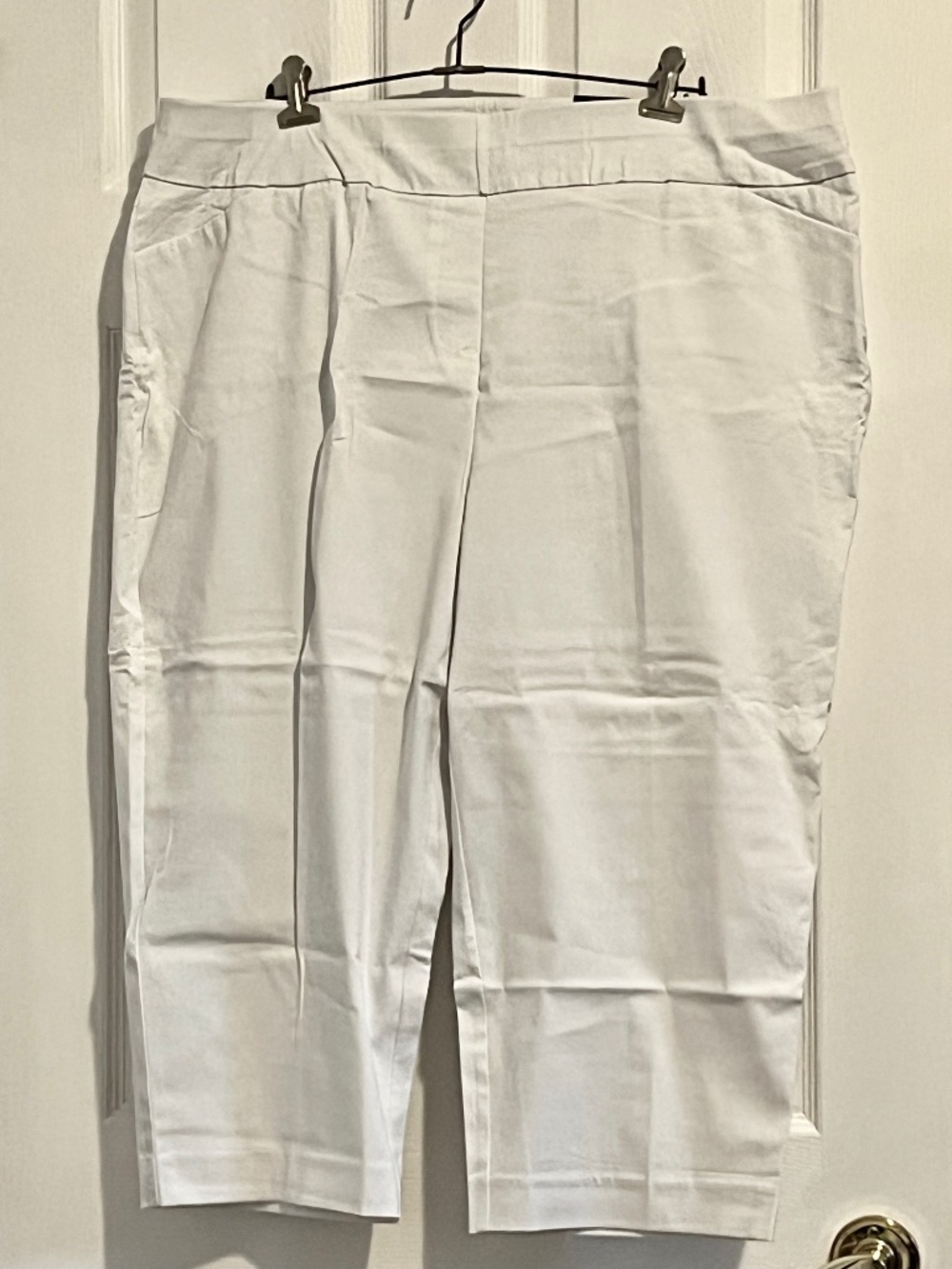 White stretch capri NWT